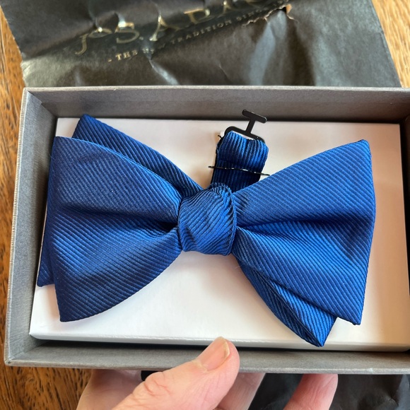Jos. A. Banks Blue Bow tie - Picture 3 of 3